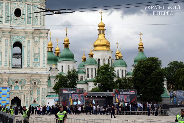 Вечір-реквієм на Софіївській площі. Виступи Президента України Петра Порошенка та Голови Меджлісу кримськотатарського народу Рефата Чубарова