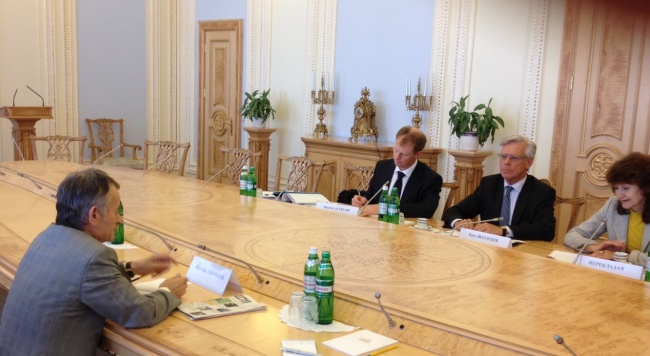 25 липня 2012 року в Києві пройшла зустріч Верховного комісара ОБСЄ у справах нацменшин К. Воллебека з головою Меджлісу Мустафою Джемілєвим