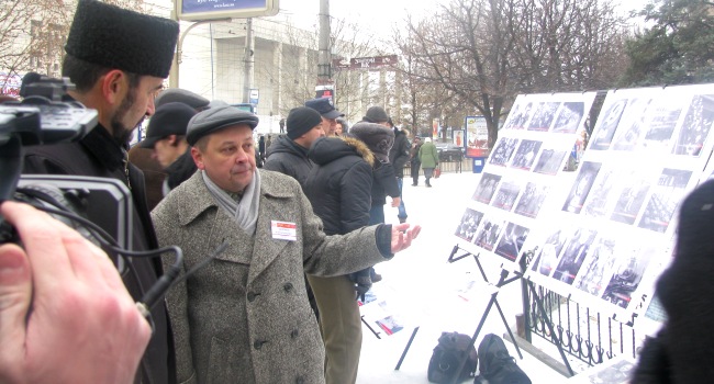 Кримські татари розгромили провокаційну виставку, присвячену Сталіну