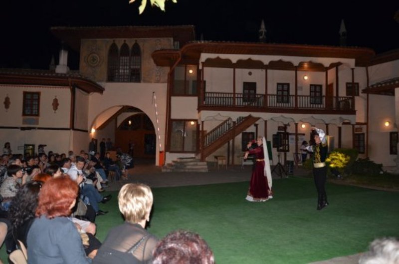 Бахчисарайський історико-культурний заповідник вперше в Ханському палаці презентував вечірню програму «Бахчисарай. Історія поруч»