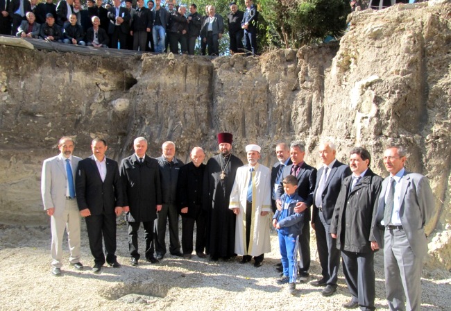 Qurban Bayramınıñ ekinci künü Qarasubazarda qurulacaq cami temeline kapsula qoyuldı