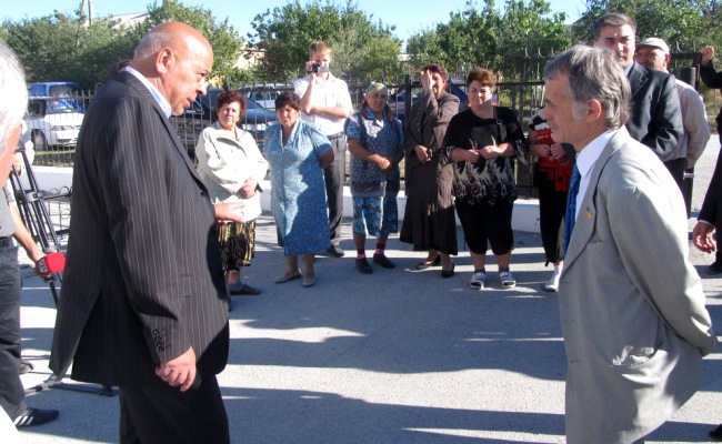 Mustafa Cemilev ve Gennadiy Moskal Qarasubazar rayonındaki Sarısuv qasabasınıñ sakinlerinen körüştiler