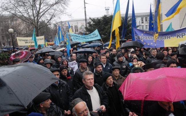 Aqmescitte Ukrainada diktatura qurulmasına qarşı Bütünqırım mitingi ötkerildi