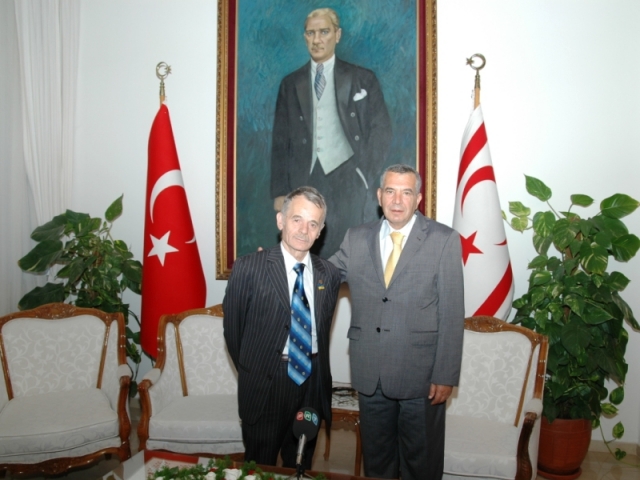Cumhuriyet Meclisiniñ Başi dr. Hasan Bözer Milliy Meclisi Reisi Mustafa Cemil Qirimoğlu, dsp ve chp temsilcilerini qabul etti
