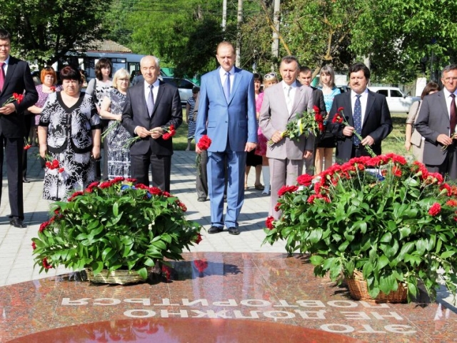 Aqmescitte 1944 senesi soyqırım qurbanlarınıñ hatıra merasimleri