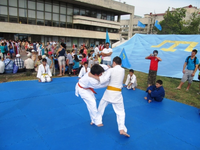 Crimea Celebrates Day of Crimean Tatar National Flag