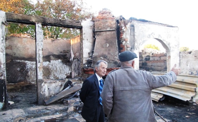 Meclis reisi Yañı Sarabuz (Ukromnoye) köyünde yanğından zararlanğan aileni ziyaret etti
