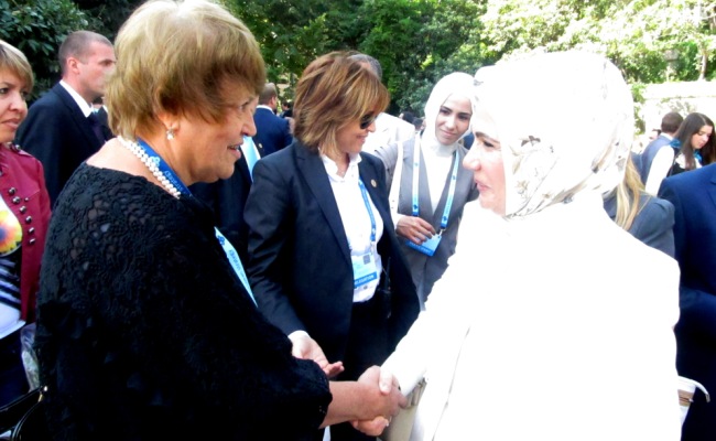 Head of League of Crimean Tatar Women Safinar Jemileva Welcomes Wife of Turkish Prime Minister Emine Erdogan in Crimea