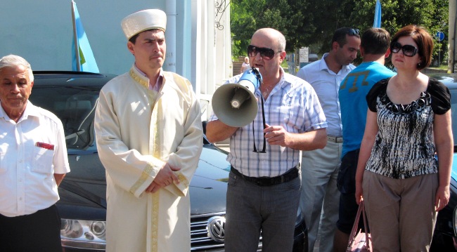 On June 26, 2013, Rally in Honor of Crimean Tatar National Flag Day Starts in Crimea