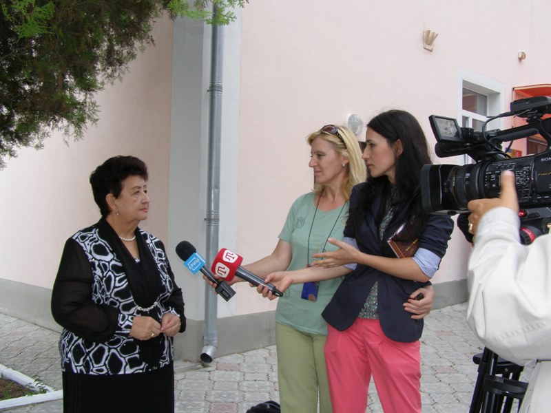 Safure KACAMETOVA: «Ana-babalar evlâtları ve halqı ögünde borclarını añlap, balalarınıñ ana tilinde oqutılmasını qanuniy şekilde talap etip başlağanları quvançlı bir aldır»