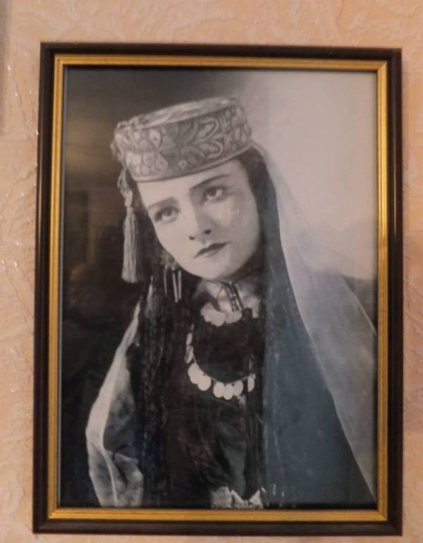 Mejlis Head Refat Chubarov Congratulates Actress of Pre-War «Tatargosdram Theatre» Sanie Nalbantova Celebrating Her 95th Anniversary