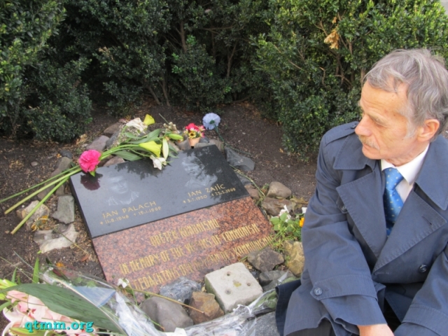 Покладання квітів до пам’ятника Яна Палаха та Яна Заїца в Празі