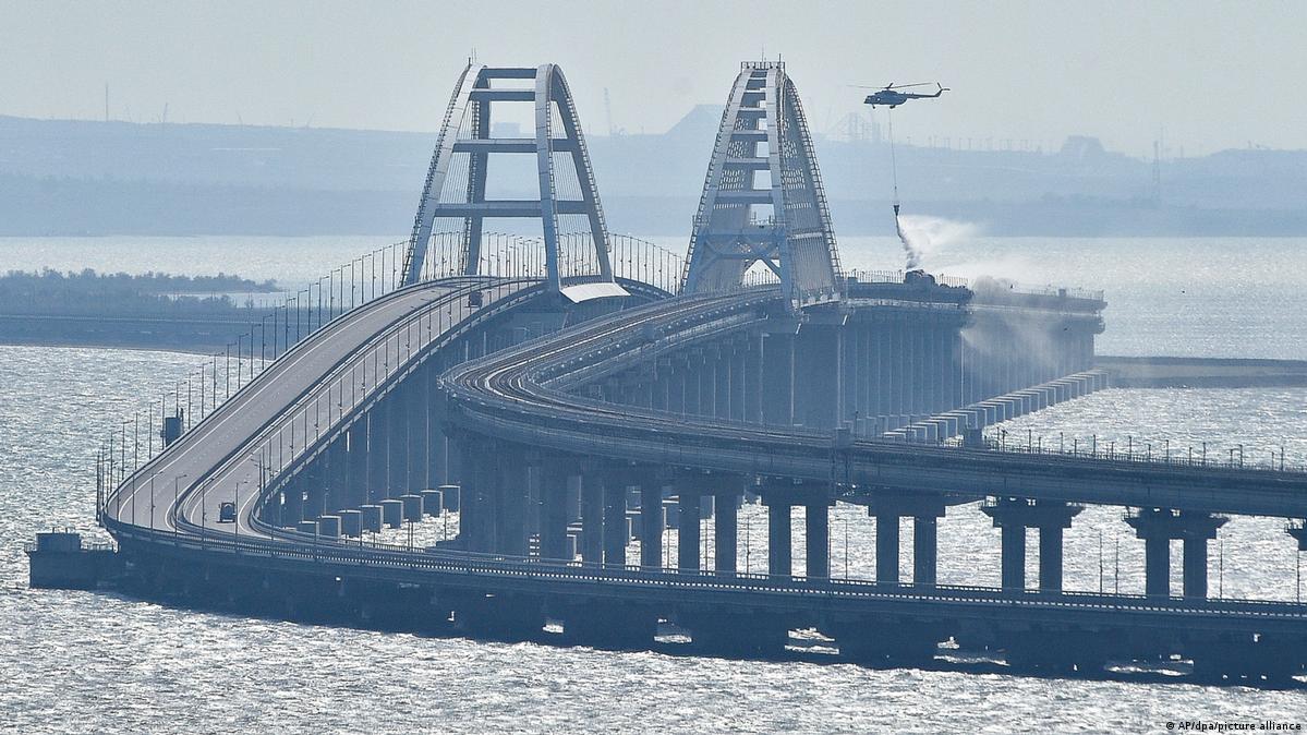 Окупанти посилюють захист Кримського мосту і зупиняють судноплавство