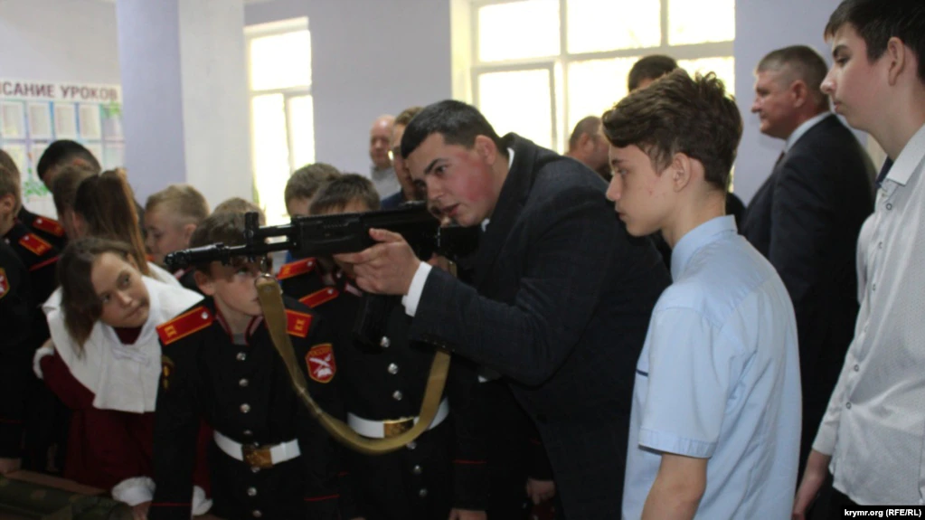 Окупанти проводитимуть військову підготовку для школярів Криму