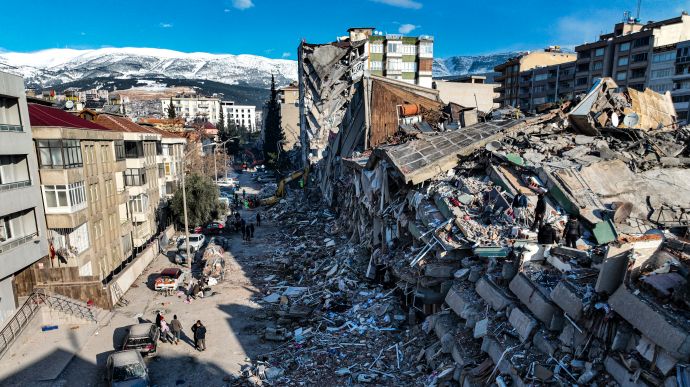 Türkiyede ve Suriyede zelzele qurbalarınıñ sayısı 34 biñ kişi oldı