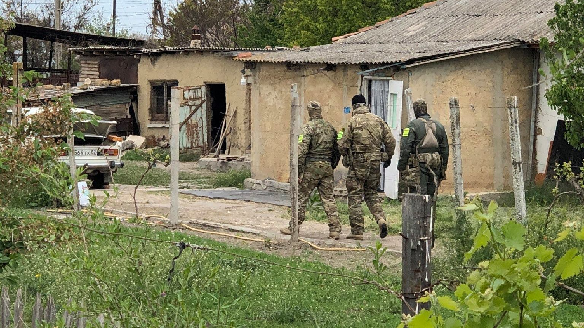 Gurzufta rus quvetçileri evni tintkende granata köterip-köterip attılar