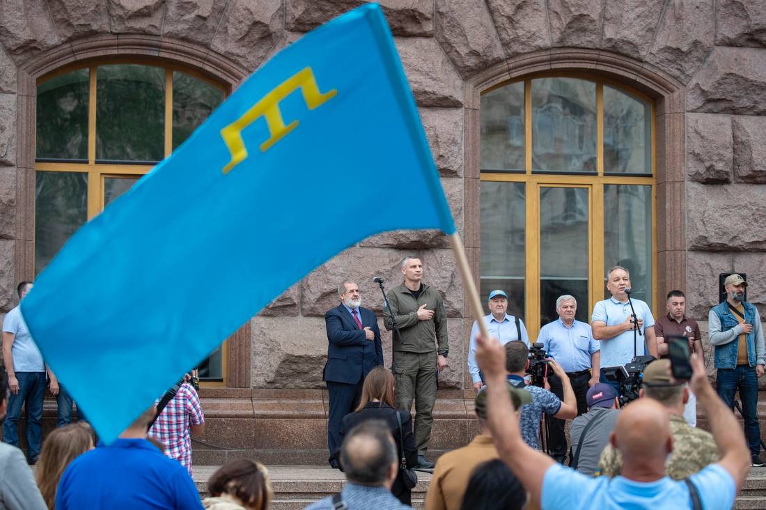 Над Київською міською державною адміністрацію підняли кримськотатарський прапор