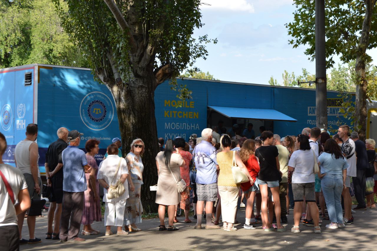 Qırımtatar faalcileri Mıkolayivniñ sakinlerini pilâv berdiler