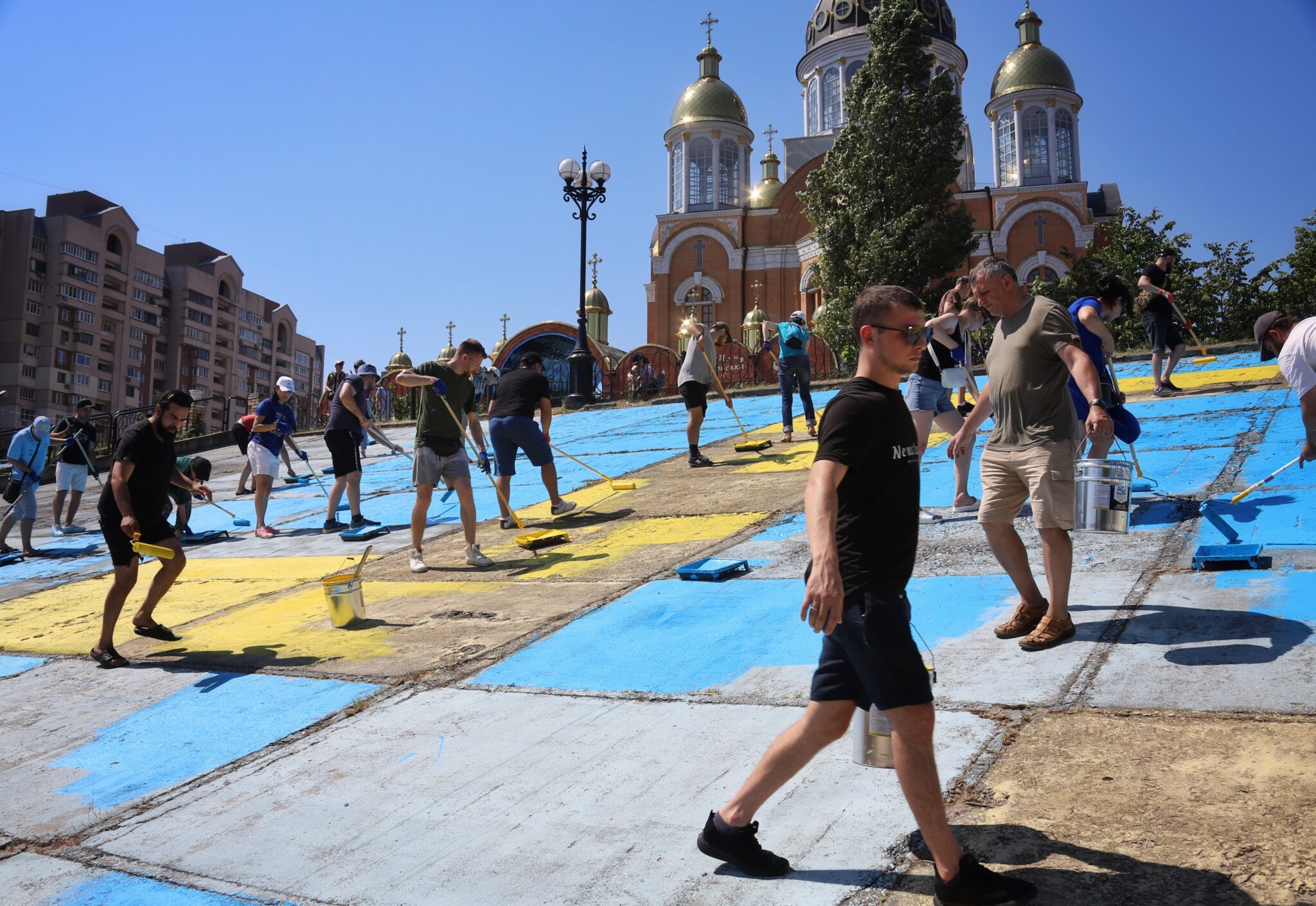 На набережній Києва оновили кримськотатарський прапор