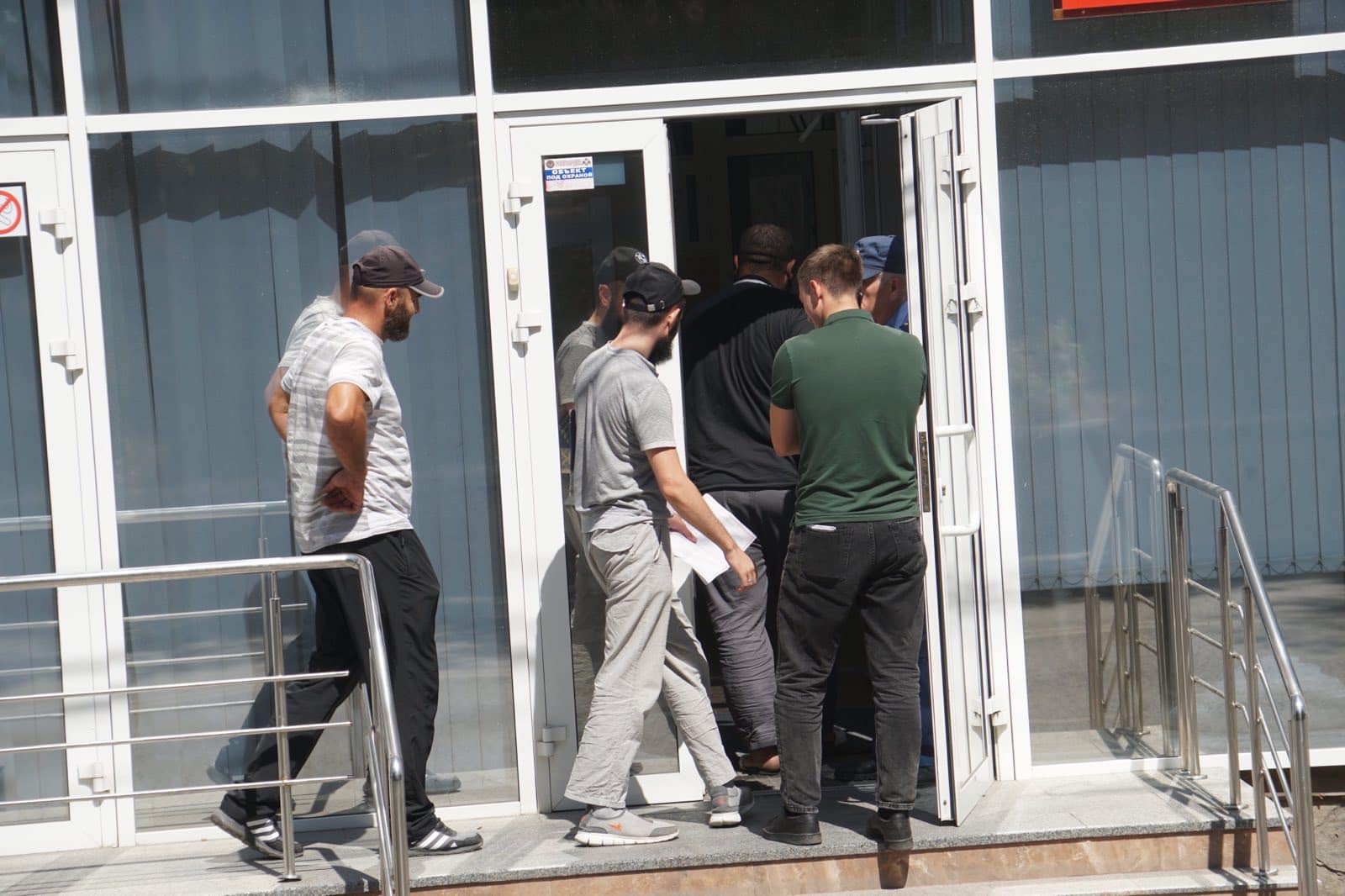 Окупанти роздали повістки кримським татарам під будівлею суду