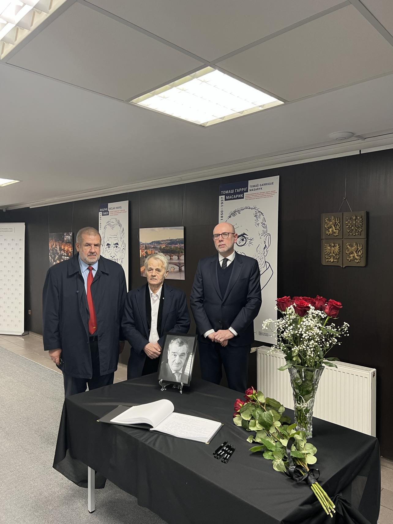 Мустафа Джемілєв та Рефат Чубаров відвідали Посольство Чехії в памʼять про Карела Шварценберга