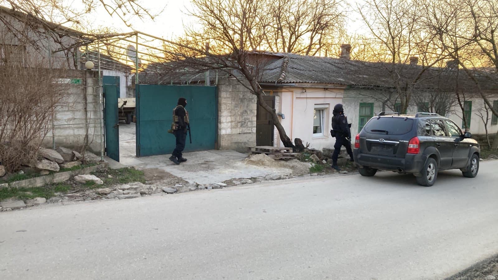  İşğal etilgen Qırımda evler tintildi