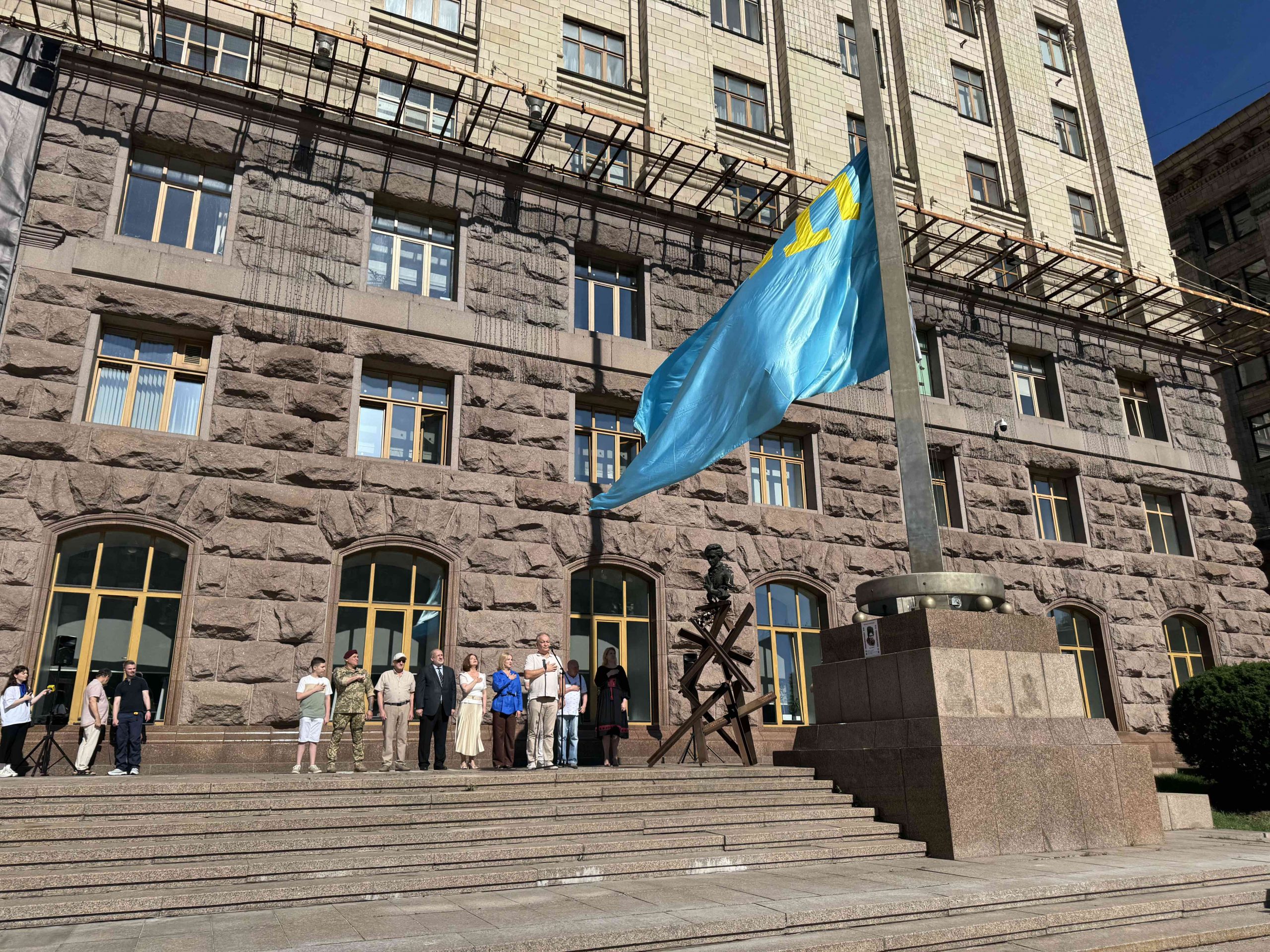 У Києві відбулась церемонія підняття прапора кримськотатарського народу (фото)