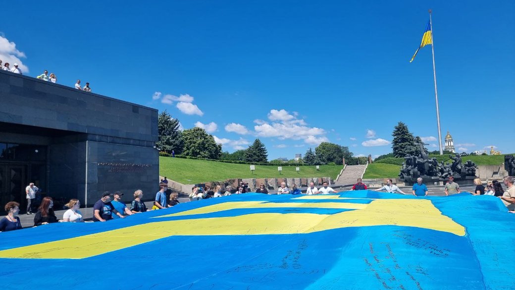 Найбільший кримськотатарський прапор – рекорд зафіксували у Києві
