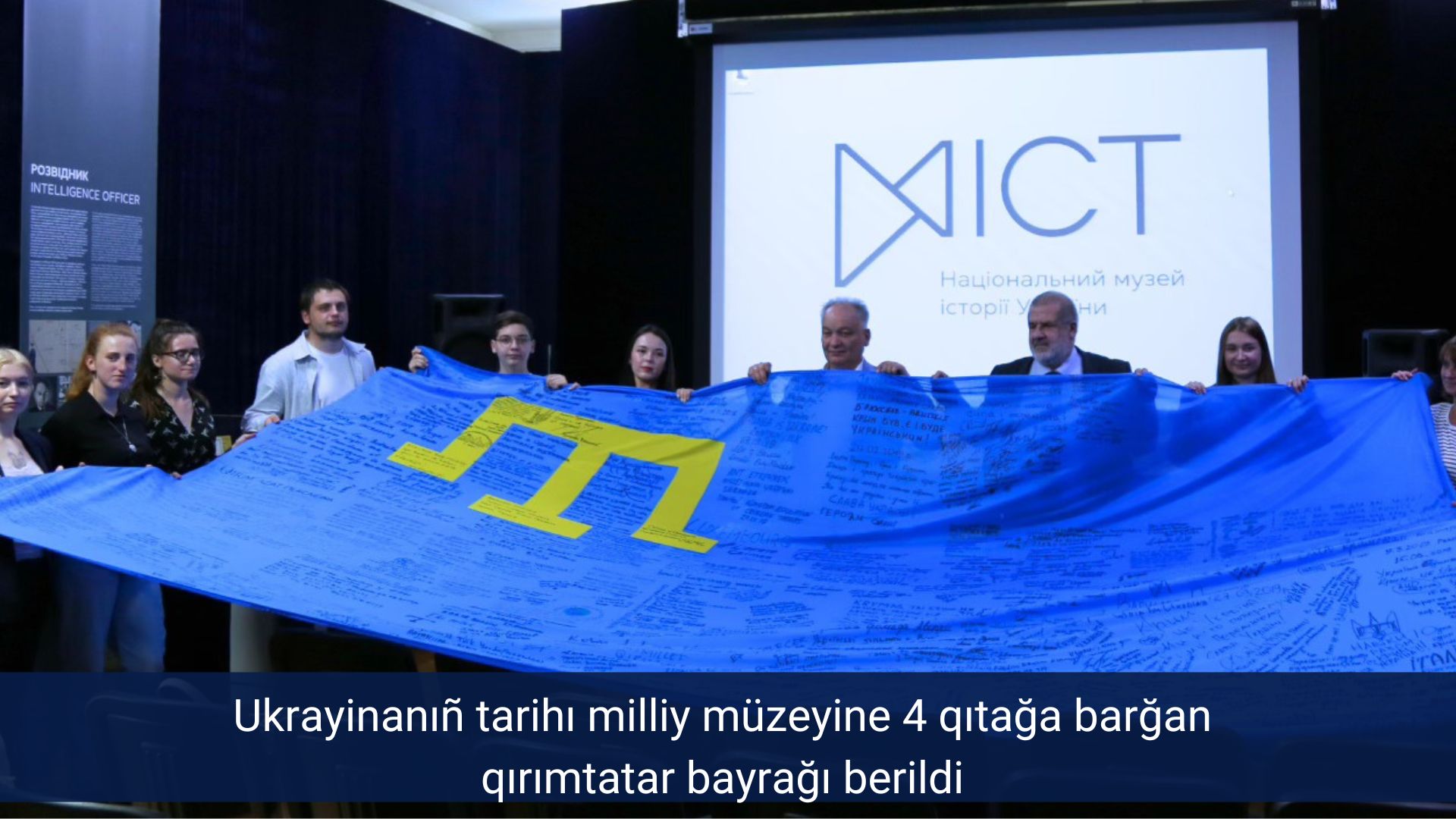 Ukrayinanıñ  tarihı milliy müzeyine 4 qıtağa barğan qırımtatar bayrağı berildi 